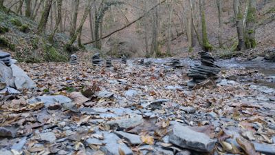 2016 Steinhaufen im Bachlauf