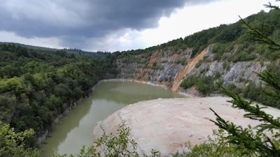 2017 Wasserbecken des ehemaligen Kalkwerk in Stromberg