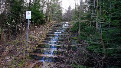 2022 Treppen-Ablauf eines Teiches