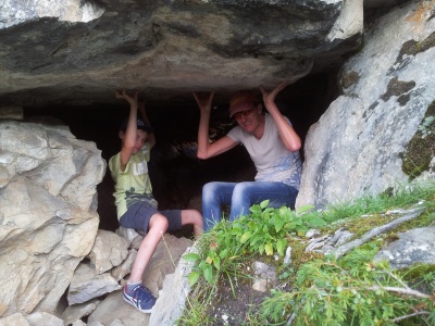 2016 07 Urlaub in-Suedfrankfreich wo Uwe den Felsen haelt