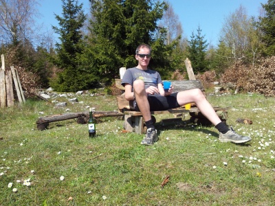 2016 Bank mit Ausblick und Uwe auf Opel im Soonwald